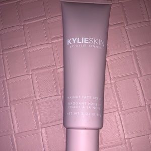 KYLIESKIN walnut face scrub